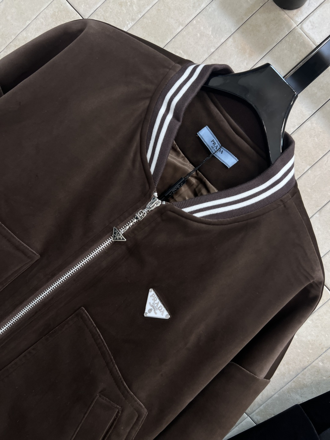 PD家 25秋冬新款 三角标丝绒棒球夹克外套 领口和袖口还有衣摆做的螺纹针织条纹撞色设计 一秒的吸睛抢镜