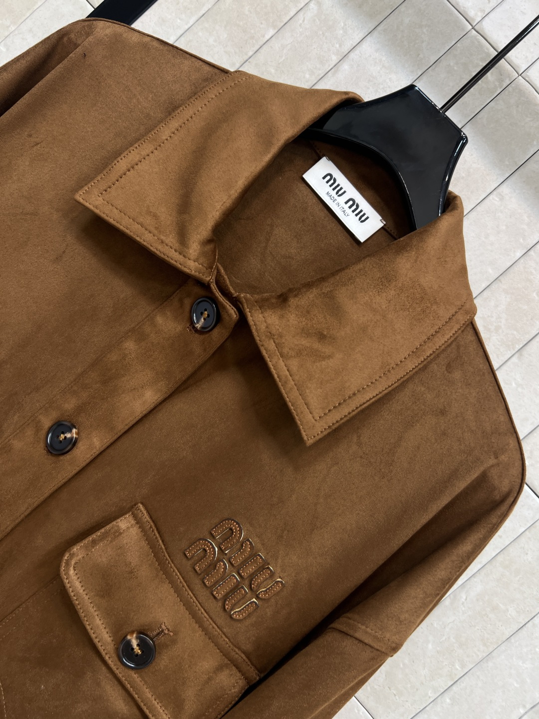 MIu家 25秋冬新款 深棕色鹿皮绒腰带夹克外套 定制鹿皮绒面料 质感细腻柔软 胸前logo刺绣 +翻盖
