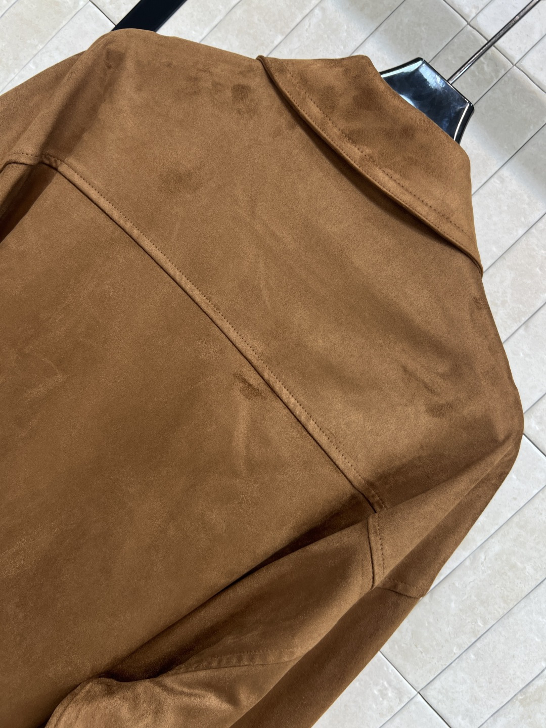 MIu家 25秋冬新款 深棕色鹿皮绒腰带夹克外套 定制鹿皮绒面料 质感细腻柔软 胸前logo刺绣 +翻盖