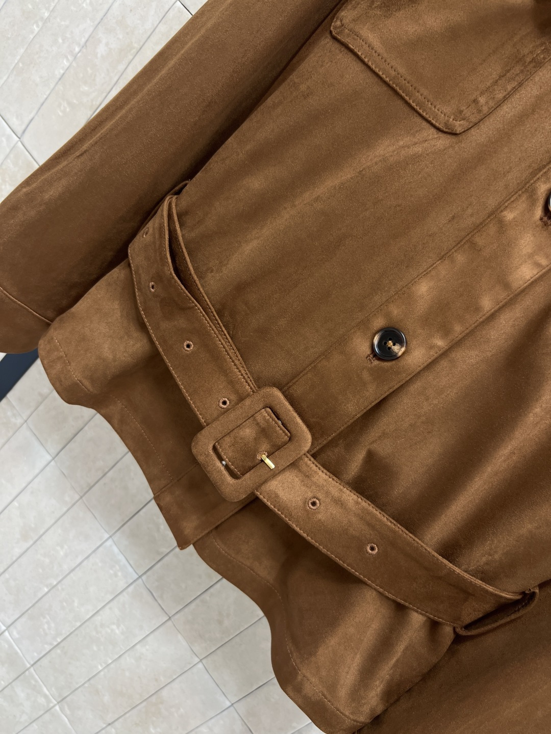 MIu家 25秋冬新款 深棕色鹿皮绒腰带夹克外套 定制鹿皮绒面料 质感细腻柔软 胸前logo刺绣 +翻盖