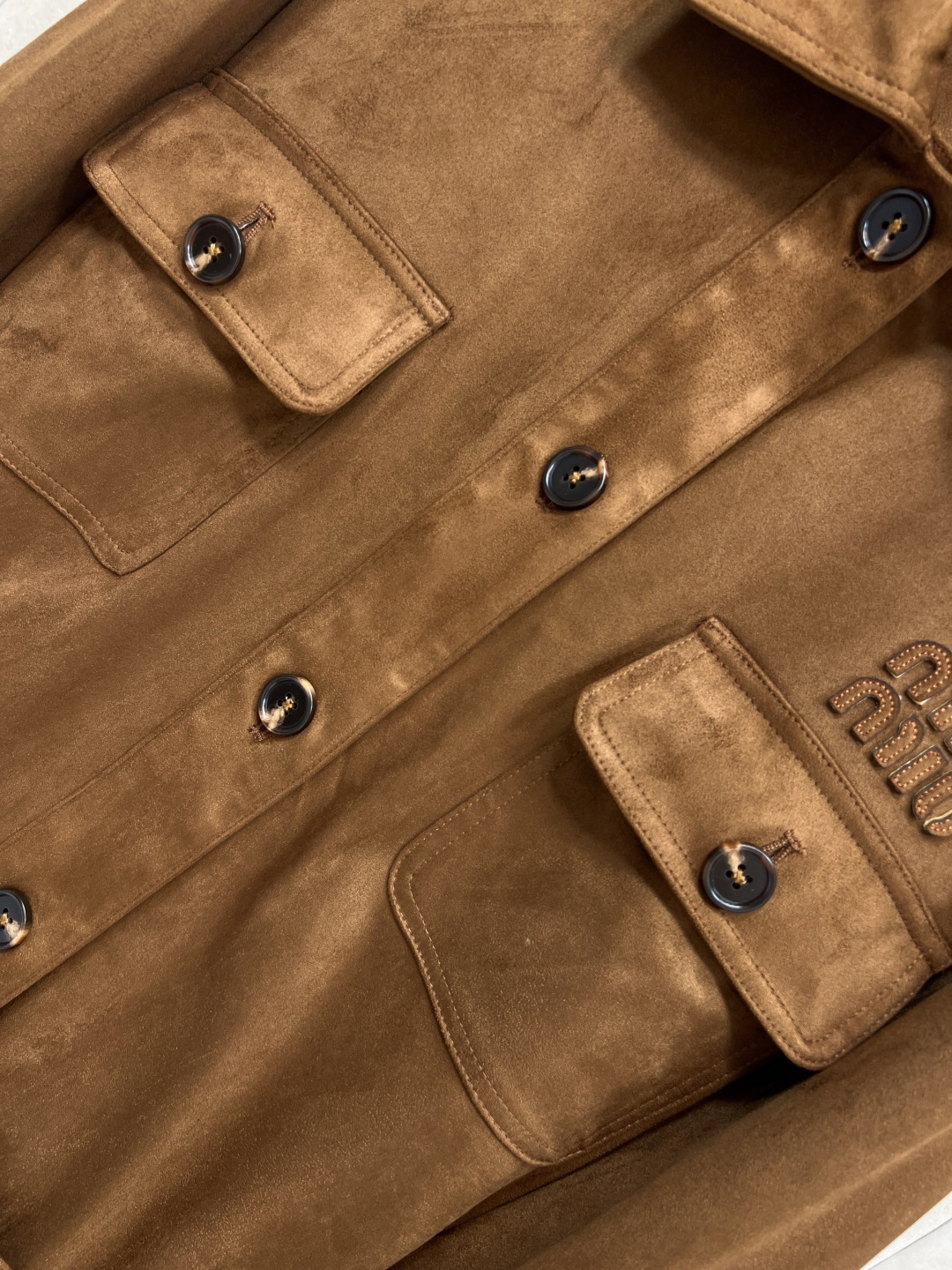 MIu家 25秋冬新款 深棕色鹿皮绒腰带夹克外套 定制鹿皮绒面料 质感细腻柔软 胸前logo刺绣 +翻盖