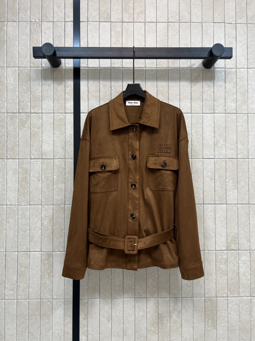 NO:546431,MIu Home 25 autumn and winter new style dark brown deer leather belt jacket custom deer leather fabric delicate and soft texture chest logo embroidery + flip large pocket decoration beautiful and practical and high-end equipped with a cloth belt embellishment fashionable and age-reducing super high-end easy to match with various styles Sweet and cool girls must have one color three codes SML,,miumiu, jackets & coats, jackets & coats, alexander wang19860909MIu家 25秋冬新款 深棕色鹿皮绒腰带夹克外套 定制鹿皮绒面料 质感细腻柔软 胸前logo刺绣 +翻盖大口袋装饰 美观实用又高级 配有本布腰带点缀 时髦减龄超级高级 轻松搭配多种风格 甜酷女孩必备 一色三码 SML,,miumiu,jackets & coats,jackets & coats,alexander wang,Women's clothing