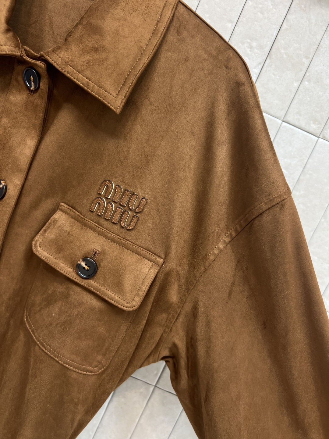 MIu家 25秋冬新款 深棕色鹿皮绒腰带夹克外套 定制鹿皮绒面料 质感细腻柔软 胸前logo刺绣 +翻盖