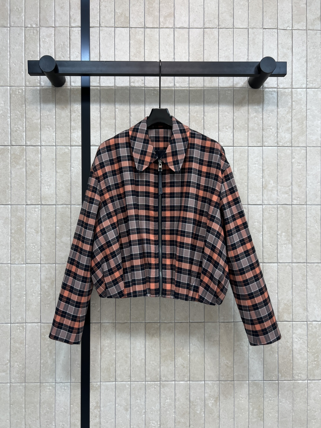 NO:546471,LW Home 25 autumn and winter new style plaid suit lapel pleated jacket + paired skirt Literary retro style Girlish style with a sense of age reduction Classic three-dimensional slim tailoring style versatile and slim upper body Positioned logo leather brand decoration Low-key luxury Sweet and cool style Sweet and cool girl wardrobe essential temperament items Original plaid fabric Great details Four size SMLXL, skirts, jackets & coats, alexander wang19860909LW家 25秋冬新款 格纹套装 翻领褶皱外套+搭片半身裙 文艺的复古风 自带减龄感的少女风气质 经典的立体修身剪裁版型 上身百搭又显瘦 定位的logo皮牌装饰 低调奢华 甜酷风时髦少女衣橱必备气质单品 原版对格纹面料 细节很赞 四码SMLXL,,skirts,jackets & coats,alexander wang,Women's clothing