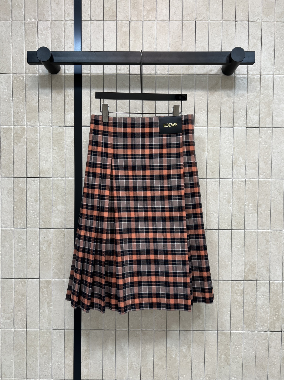 NO:546455,LW Home 25 autumn and winter new style plaid suit lapel pleated jacket + paired skirt Literary retro style Girlish style with a sense of age reduction Classic three-dimensional slim tailoring style versatile and slim upper body Positioned logo leather brand decoration Low-key luxury Sweet and cool style Sweet and cool girl wardrobe essential temperament items Original plaid fabric Great details Four size SMLXL, skirts, jackets & coats, alexander wang19860909LW家 25秋冬新款 格纹套装 翻领褶皱外套+搭片半身裙 文艺的复古风 自带减龄感的少女风气质 经典的立体修身剪裁版型 上身百搭又显瘦 定位的logo皮牌装饰 低调奢华 甜酷风时髦少女衣橱必备气质单品 原版对格纹面料 细节很赞 四码SMLXL,,skirts,jackets & coats,alexander wang,Women's clothing