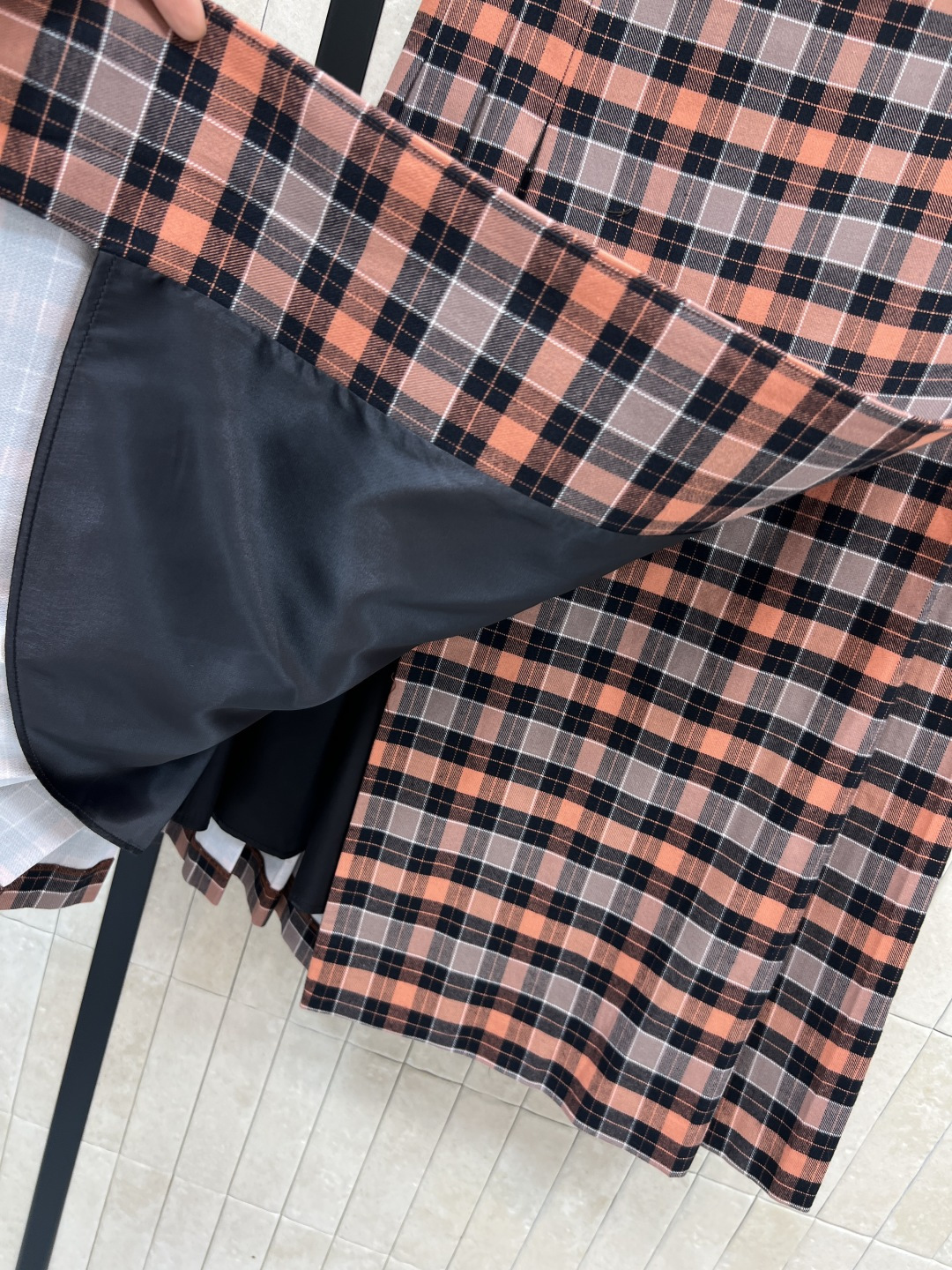 LW家 25秋冬新款 格纹套装 翻领褶皱外套+搭片半身裙 文艺的复古风 自带减龄感的少女风气质 经典的立