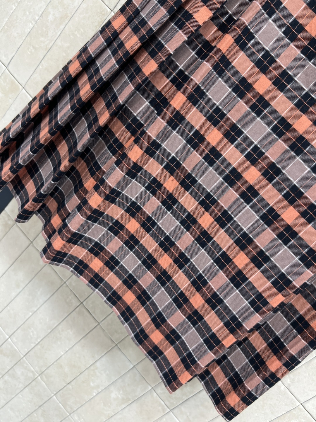 LW家 25秋冬新款 格纹套装 翻领褶皱外套+搭片半身裙 文艺的复古风 自带减龄感的少女风气质 经典的立