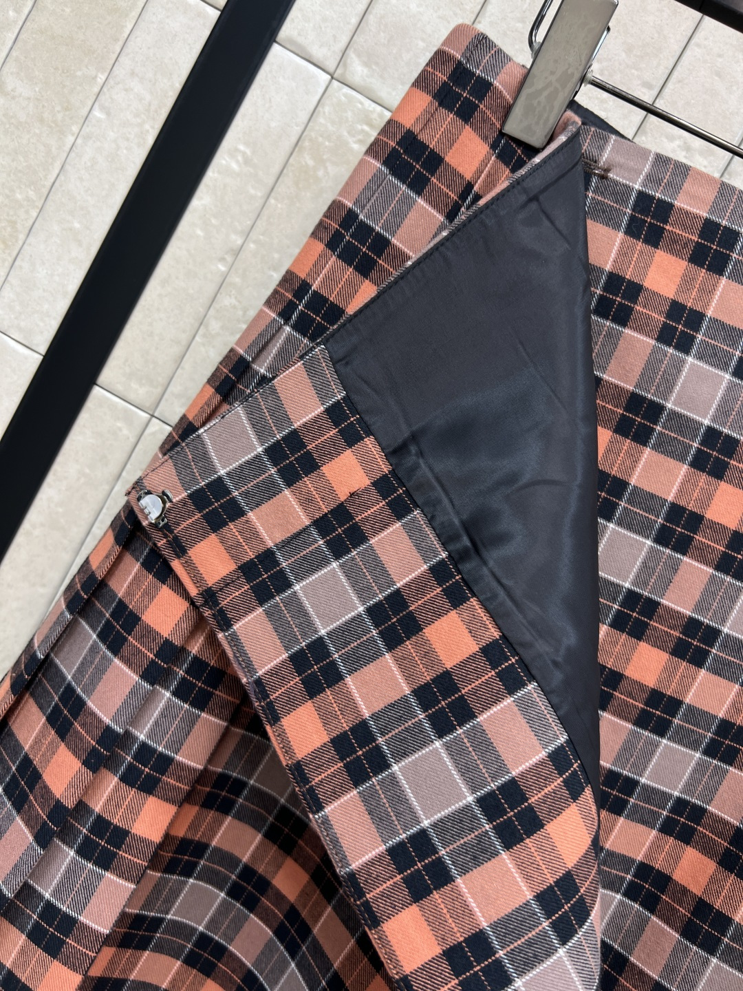 LW家 25秋冬新款 格纹套装 翻领褶皱外套+搭片半身裙 文艺的复古风 自带减龄感的少女风气质 经典的立