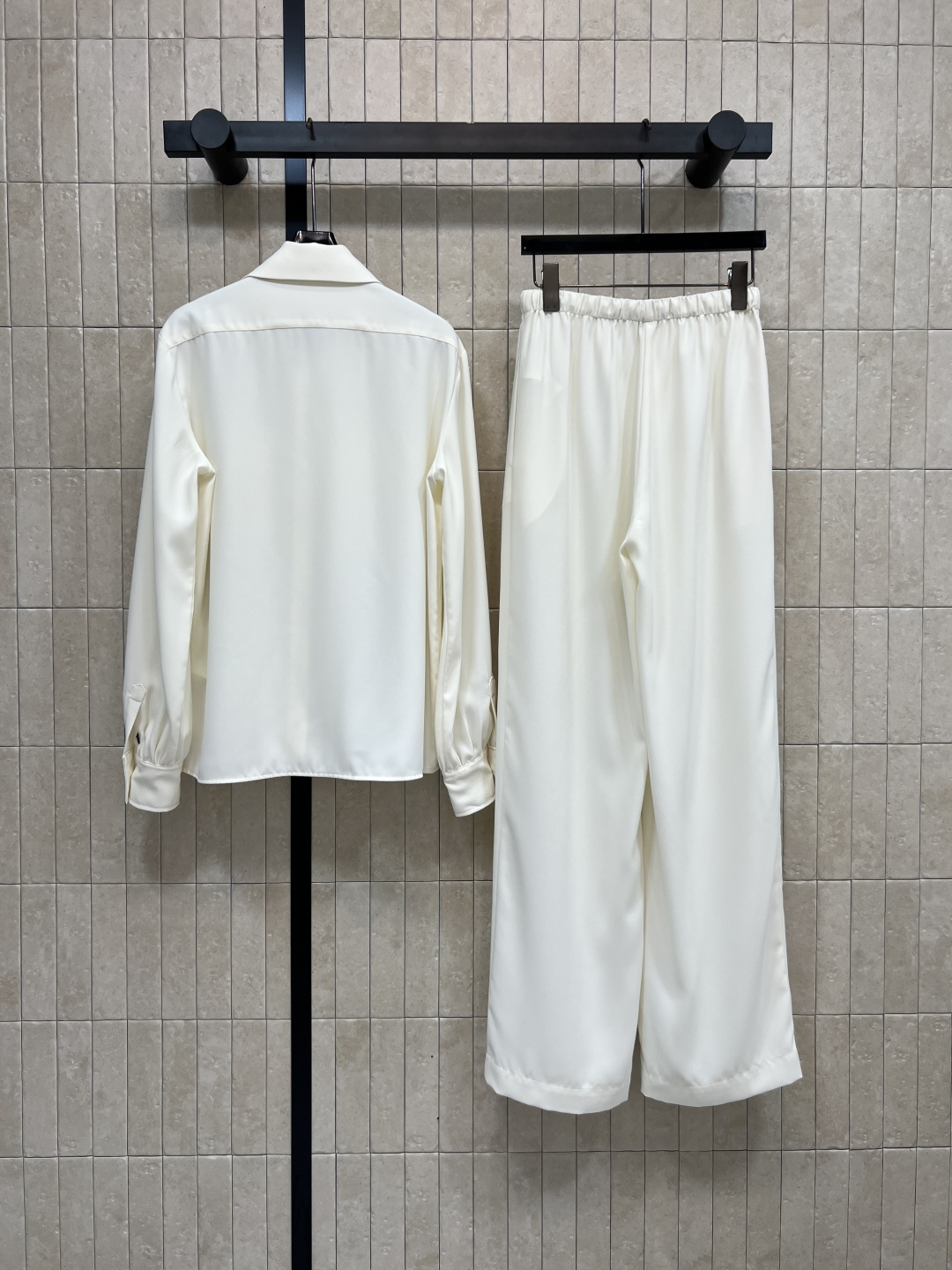 L家 25秋冬新款 衣橱必备系带真丝衬衫+高腰休闲裤 🉑盐🉑甜 高级气质风 开模的花卉五金装饰配件 气质