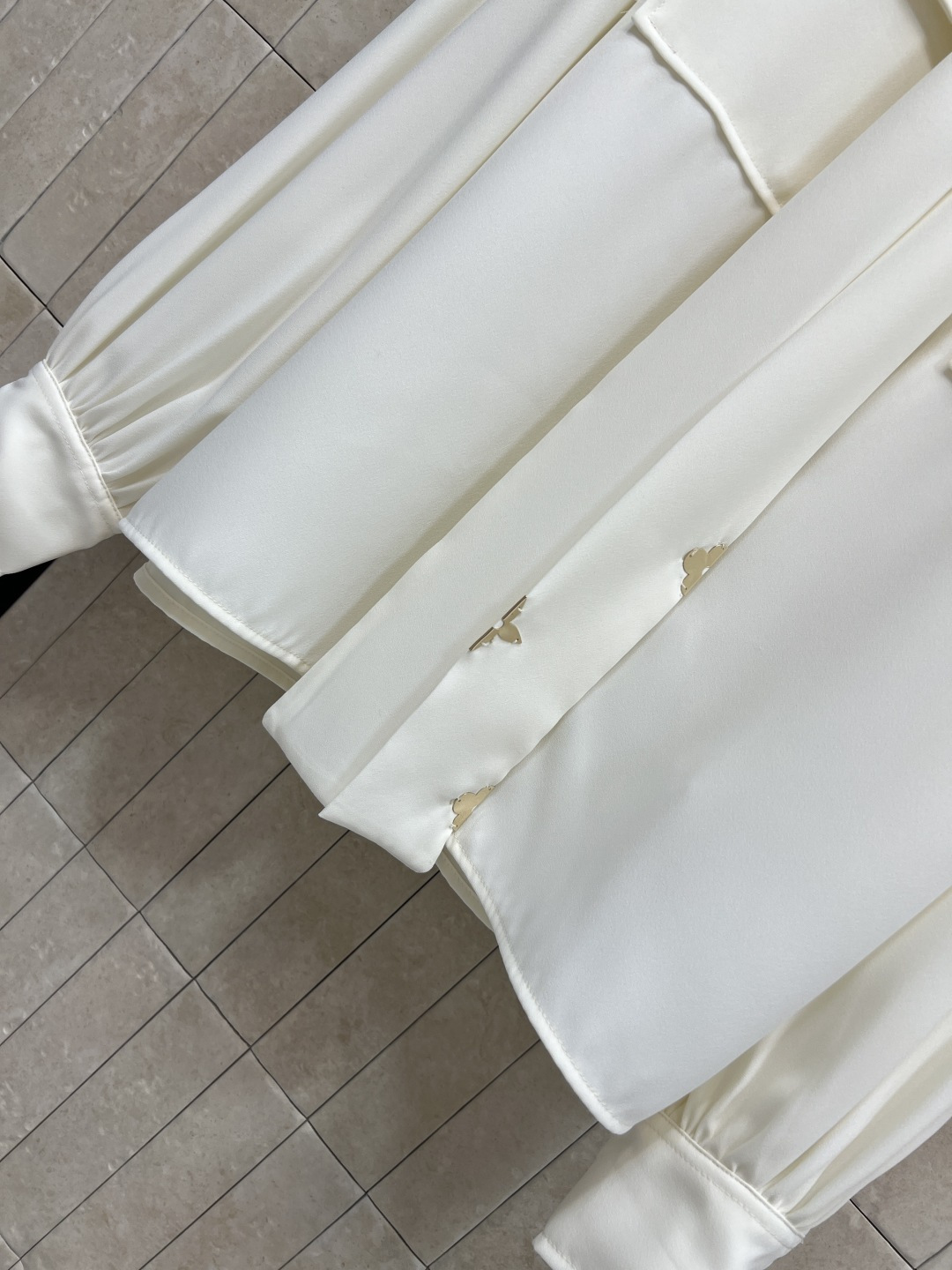 L家 25秋冬新款 衣橱必备系带真丝衬衫+高腰休闲裤 🉑盐🉑甜 高级气质风 开模的花卉五金装饰配件 气质