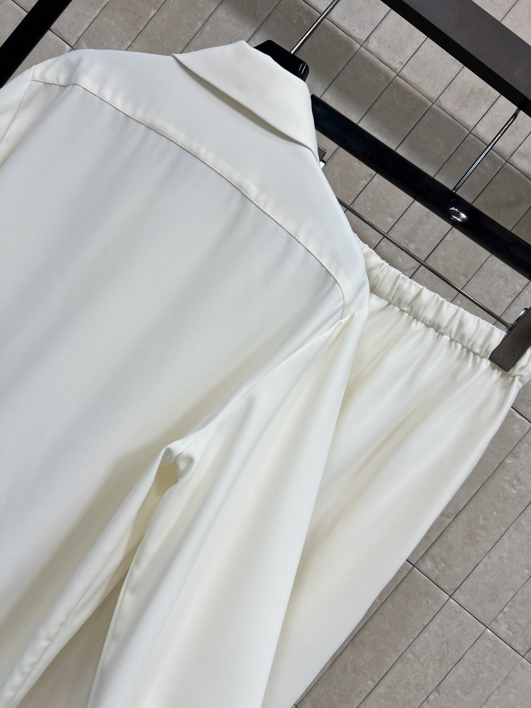 L家 25秋冬新款 衣橱必备系带真丝衬衫+高腰休闲裤 🉑盐🉑甜 高级气质风 开模的花卉五金装饰配件 气质