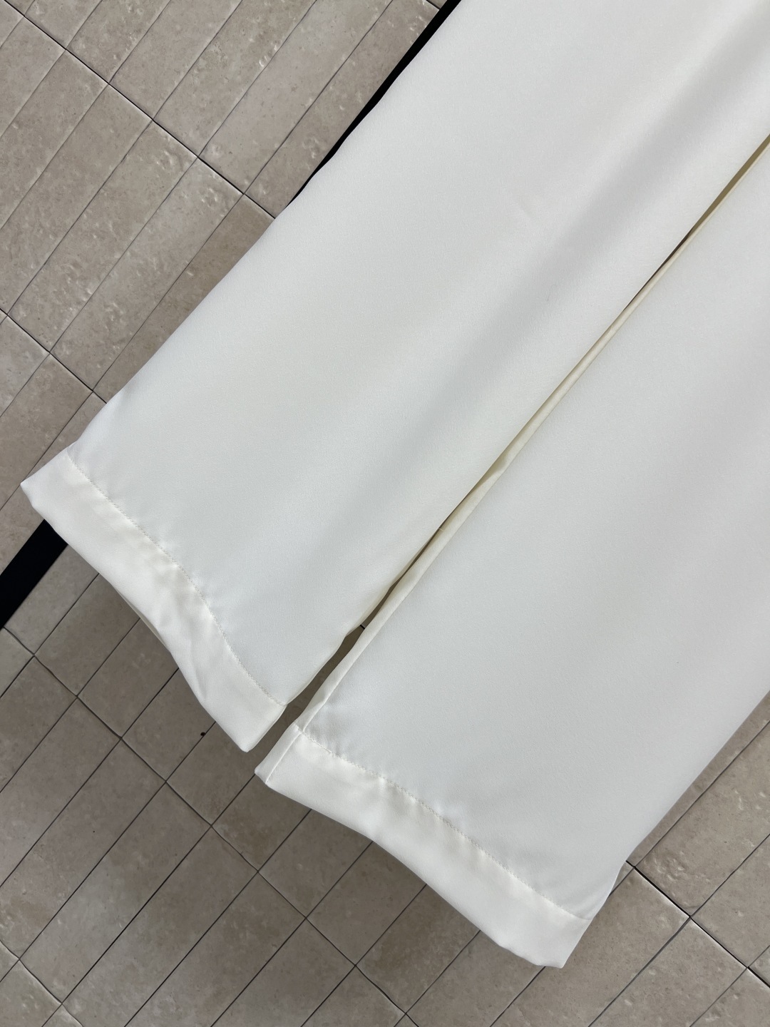 L家 25秋冬新款 衣橱必备系带真丝衬衫+高腰休闲裤 🉑盐🉑甜 高级气质风 开模的花卉五金装饰配件 气质