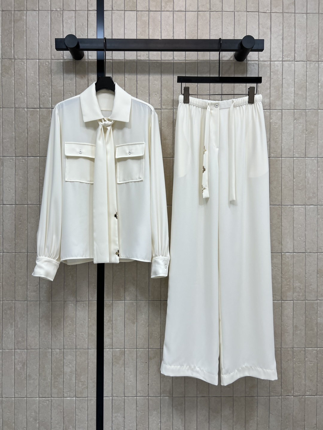 NO:546485,L Home 25 autumn and winter new styles, wardrobe essential strapped silk shirt + high-waist casual pants, salt sweet, high-quality temperament style, floral hardware decoration accessories with open molds, classic style with temperament tied, fashionable and high-end custom fabrics with good wrinkle resistance, a set of sweet upper body with a retro temperament, elegant and commuting, very hidden meat, two colors and four codes, Size/S-M-L- XL,,louis vuitton,shirts,real silk,alexander wang19860909L家 25秋冬新款 衣橱必备系带真丝衬衫+高腰休闲裤 盐甜 高级气质风 开模的花卉五金装饰配件 气质系结的经典版型时髦又高级 定制面料抗皱性很好 一套上身甜美中带着复古的气质感 可优雅可通勤 非常藏肉 两色四码 Size/S-M-L- XL,,louis vuitton,shirts,real silk,alexander wang,Women's clothing