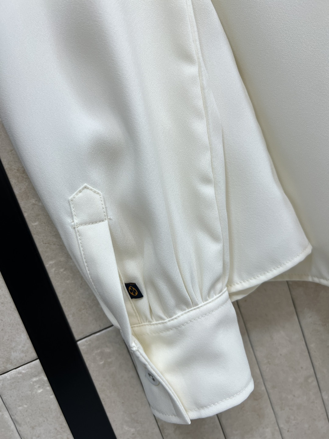 L家 25秋冬新款 衣橱必备系带真丝衬衫+高腰休闲裤 🉑盐🉑甜 高级气质风 开模的花卉五金装饰配件 气质