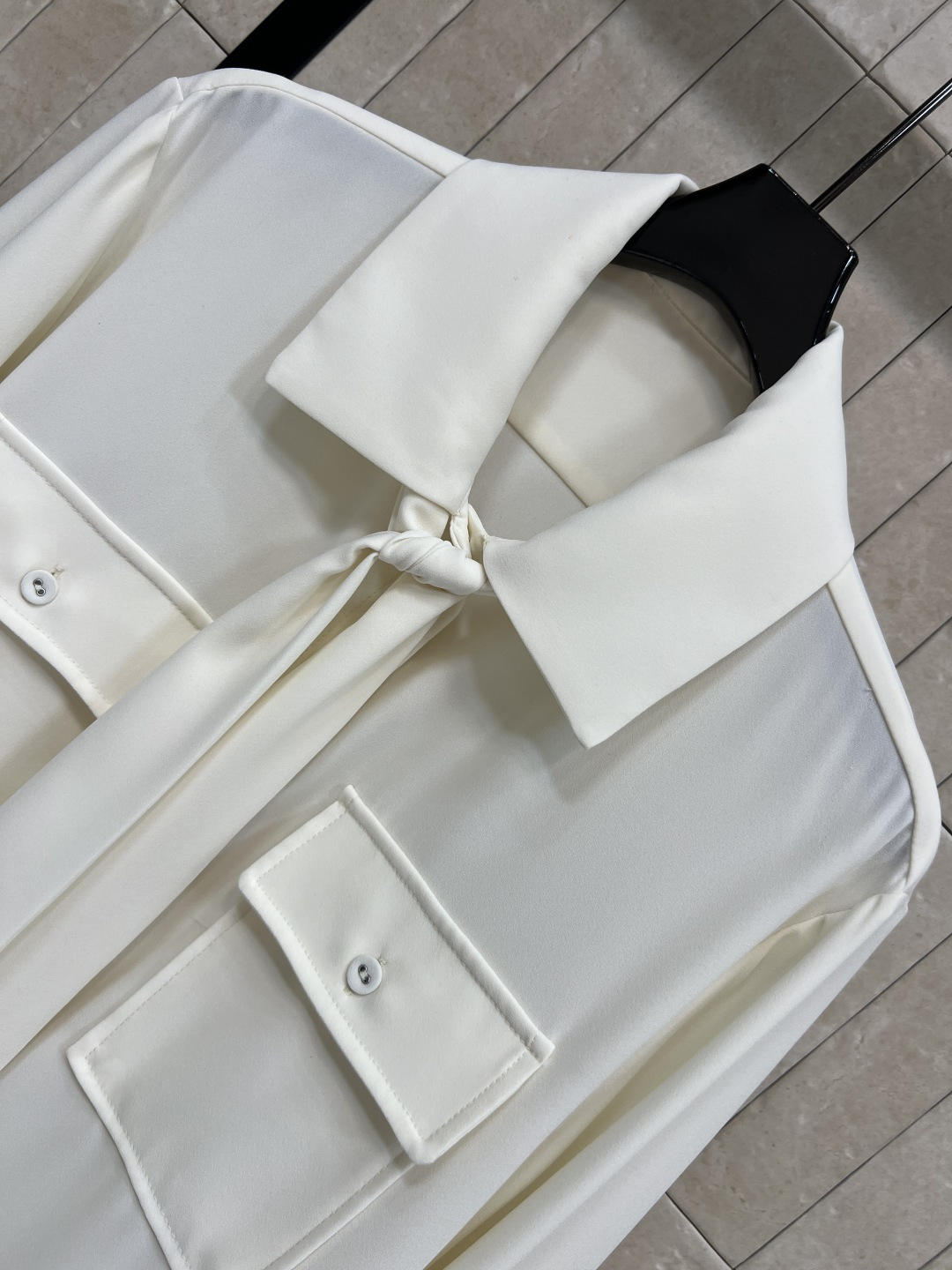 L家 25秋冬新款 衣橱必备系带真丝衬衫+高腰休闲裤 🉑盐🉑甜 高级气质风 开模的花卉五金装饰配件 气质