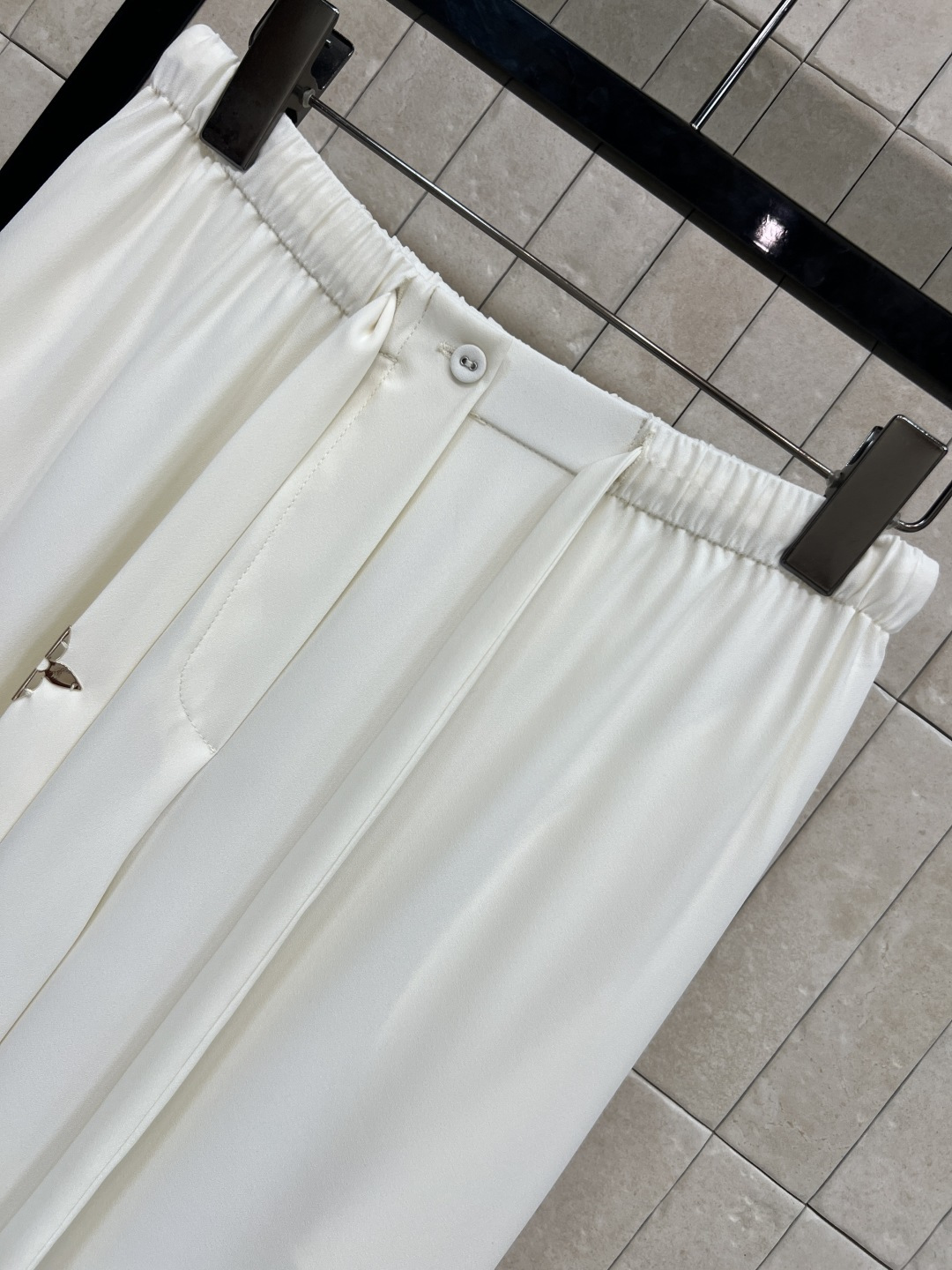 L家 25秋冬新款 衣橱必备系带真丝衬衫+高腰休闲裤 🉑盐🉑甜 高级气质风 开模的花卉五金装饰配件 气质