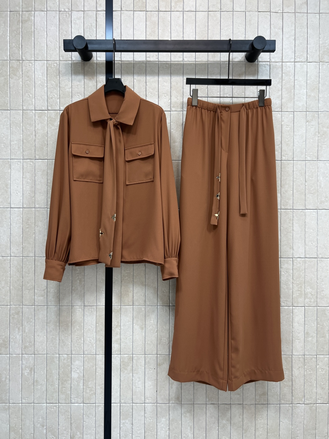 NO:546501,L's 25 autumn and winter new style. Wardrobe must-have lace-up silk shirt + high-waisted casual pants. Salty and sweet. High-end temperament. Open-molded floral hardware decorative accessories. The classic style tied with temperament is fashionable and advanced. Customized fabrics are very wrinkle-resistant. A sweet upper body with a retro temperament. It can be elegant and commuting. Very hidden. Two colors and four sizes. Size/S-M-L- XL,, louis vuitton, shirts, real silk, alexander wang19860909L家 25秋冬新款 衣橱必备系带真丝衬衫+高腰休闲裤 盐甜 高级气质风 开模的花卉五金装饰配件 气质系结的经典版型时髦又高级 定制面料抗皱性很好 一套上身甜美中带着复古的气质感 可优雅可通勤 非常藏肉 两色四码 Size/S-M-L- XL,,louis vuitton,shirts,real silk,alexander wang,Women's clothing