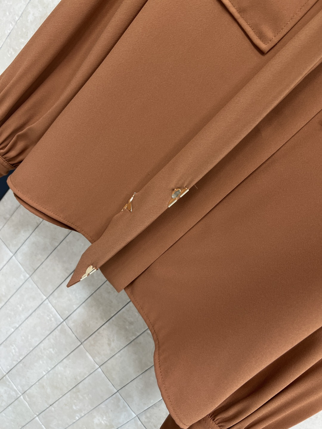 L家 25秋冬新款 衣橱必备系带真丝衬衫+高腰休闲裤 🉑盐🉑甜 高级气质风 开模的花卉五金装饰配件 气质