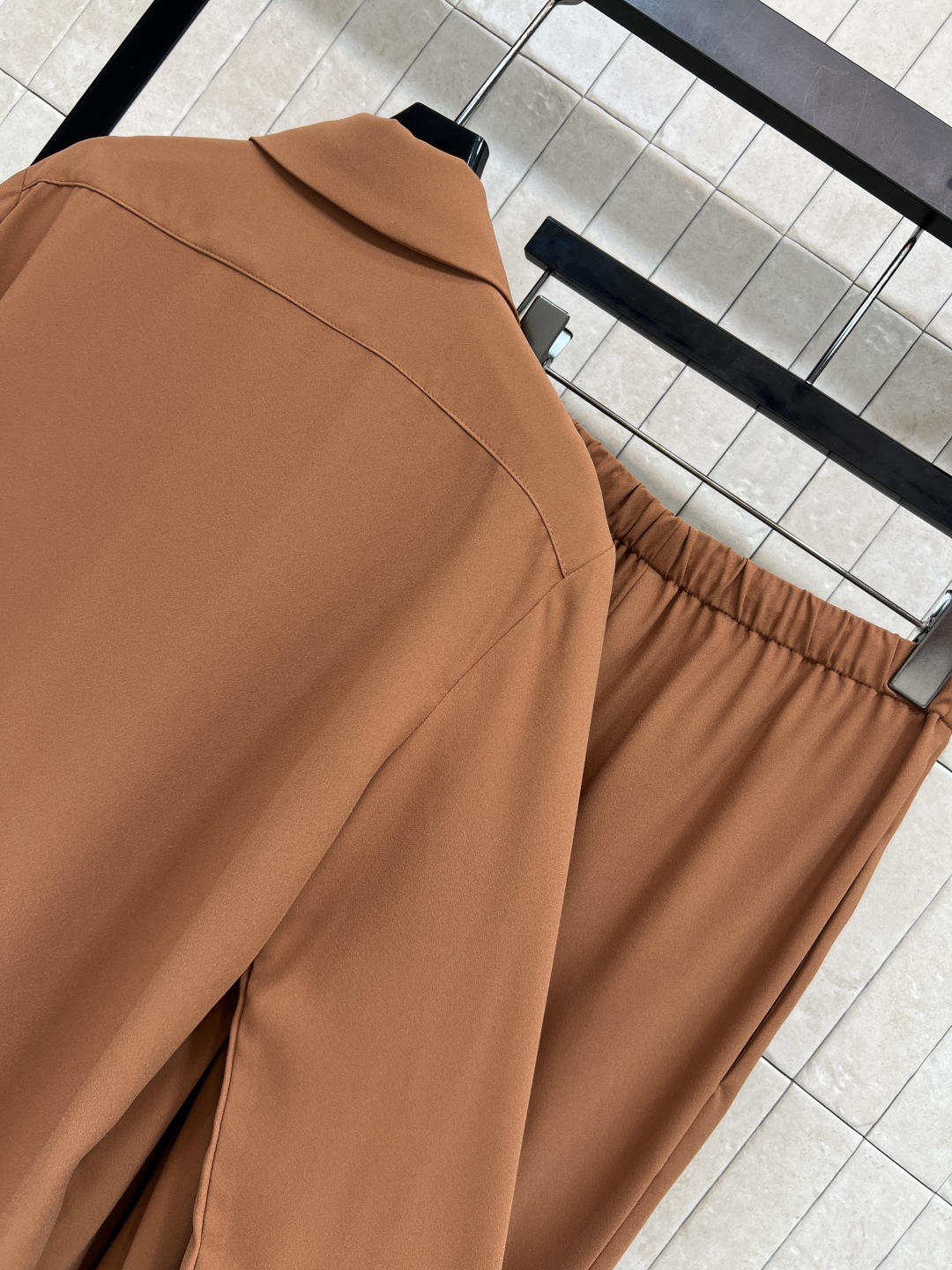 L家 25秋冬新款 衣橱必备系带真丝衬衫+高腰休闲裤 🉑盐🉑甜 高级气质风 开模的花卉五金装饰配件 气质