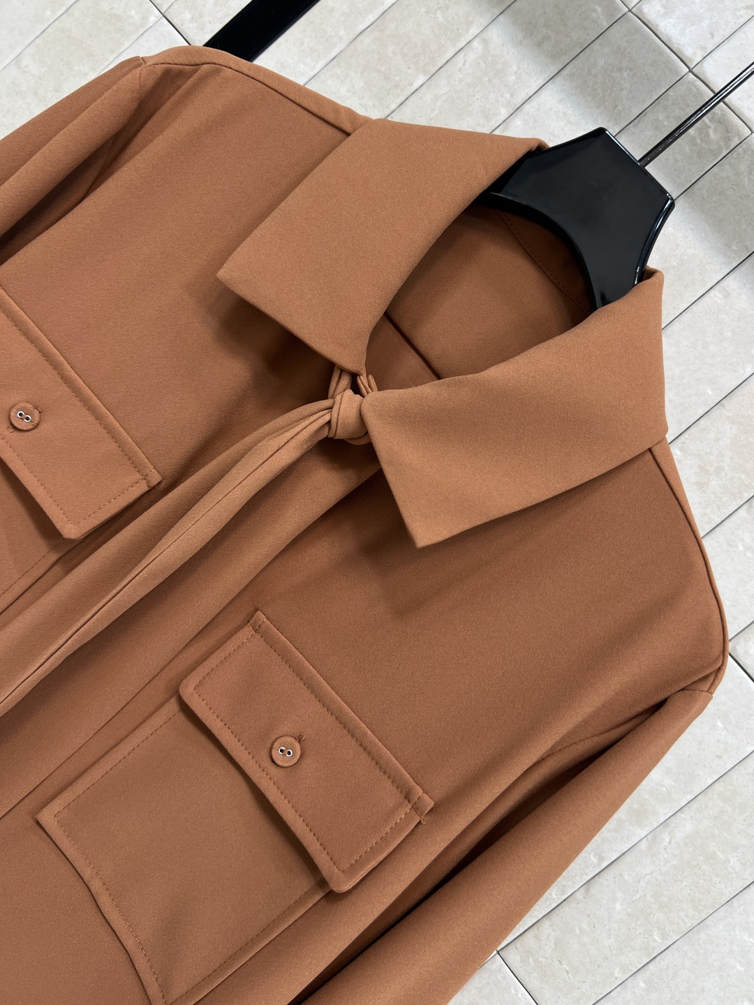 L家 25秋冬新款 衣橱必备系带真丝衬衫+高腰休闲裤 🉑盐🉑甜 高级气质风 开模的花卉五金装饰配件 气质