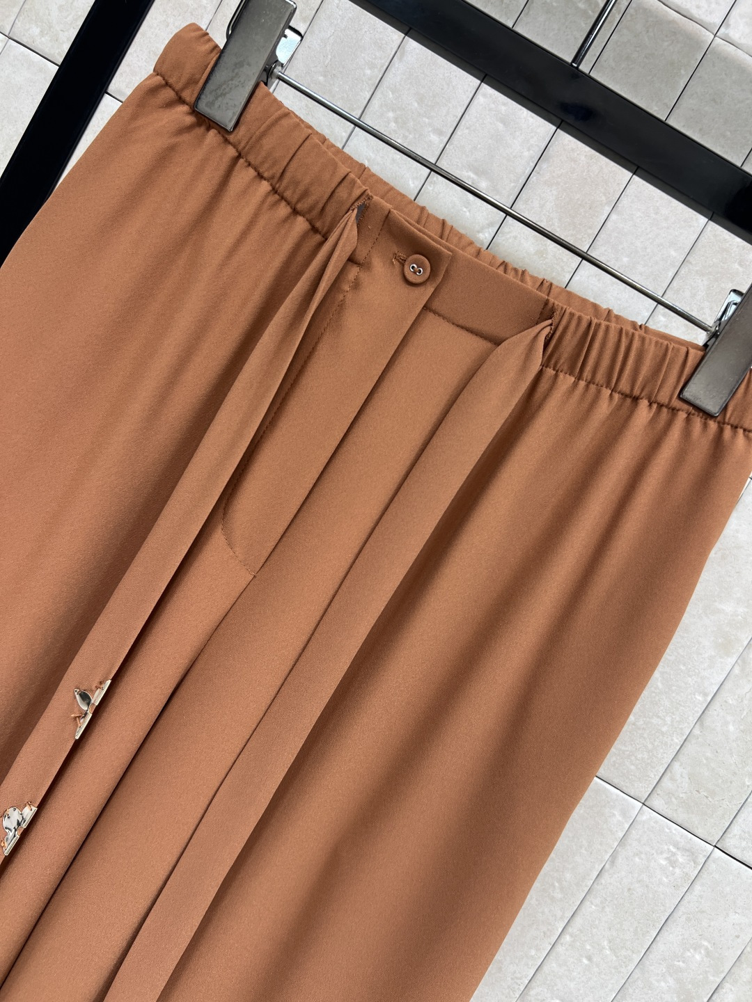 L家 25秋冬新款 衣橱必备系带真丝衬衫+高腰休闲裤 🉑盐🉑甜 高级气质风 开模的花卉五金装饰配件 气质