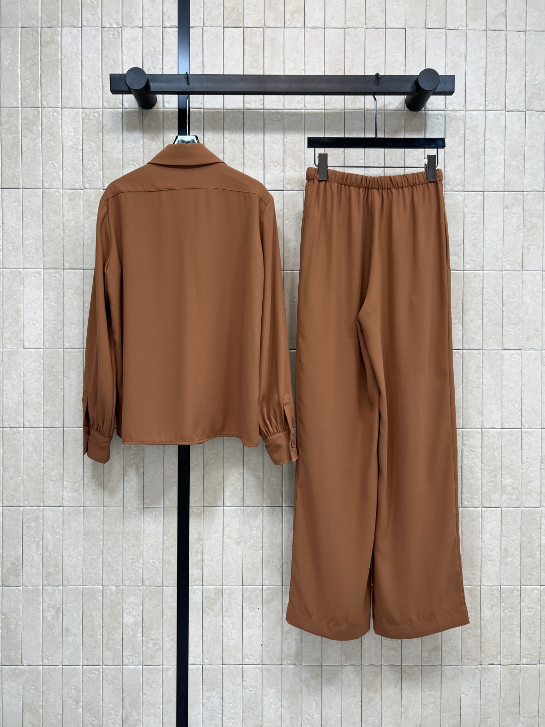 L家 25秋冬新款 衣橱必备系带真丝衬衫+高腰休闲裤 🉑盐🉑甜 高级气质风 开模的花卉五金装饰配件 气质