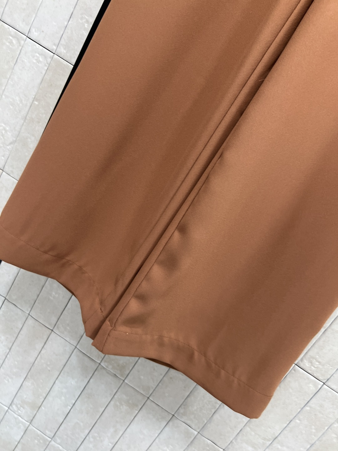 L家 25秋冬新款 衣橱必备系带真丝衬衫+高腰休闲裤 🉑盐🉑甜 高级气质风 开模的花卉五金装饰配件 气质