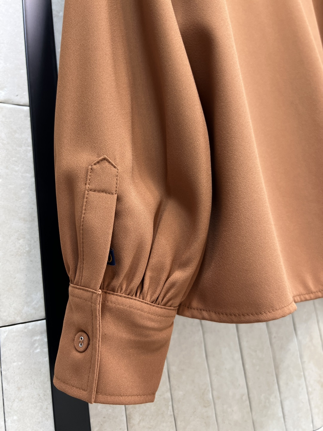 L家 25秋冬新款 衣橱必备系带真丝衬衫+高腰休闲裤 🉑盐🉑甜 高级气质风 开模的花卉五金装饰配件 气质