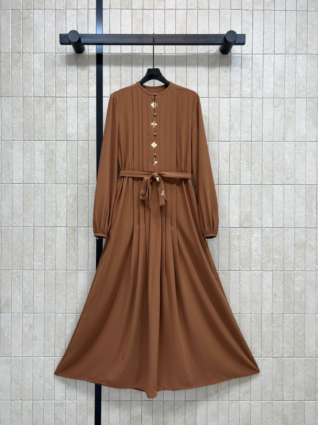 NO:546518,L's 25 autumn and winter new round neck accordion pleated hardware shirt dress. It looks so good to wear it alone or with various small jackets. It's full of fairy style. The accordion pleated + hardware decorative placket design. Every move is very elegant. The exquisite retro charm is more casual and not too formal. Customized fabric. Texture is online. One color four-code Size/S-M-L- XL,,louis vuitton, skirts, jackets & coats,shirts,alexander wang19860909L家 25秋冬新款 圆领风琴褶五金衬衫连衣裙 单穿或搭配各种小外套太好看了 单穿仙气十足 风琴褶+五金装饰门襟设计 举手投足就十分优雅 精致复古韵味 比较随性不会过于正式 定制面料 质感在线 一色四码Size/S-M-L- XL,,louis vuitton,skirts,jackets & coats,shirts,alexander wang,Women's clothing