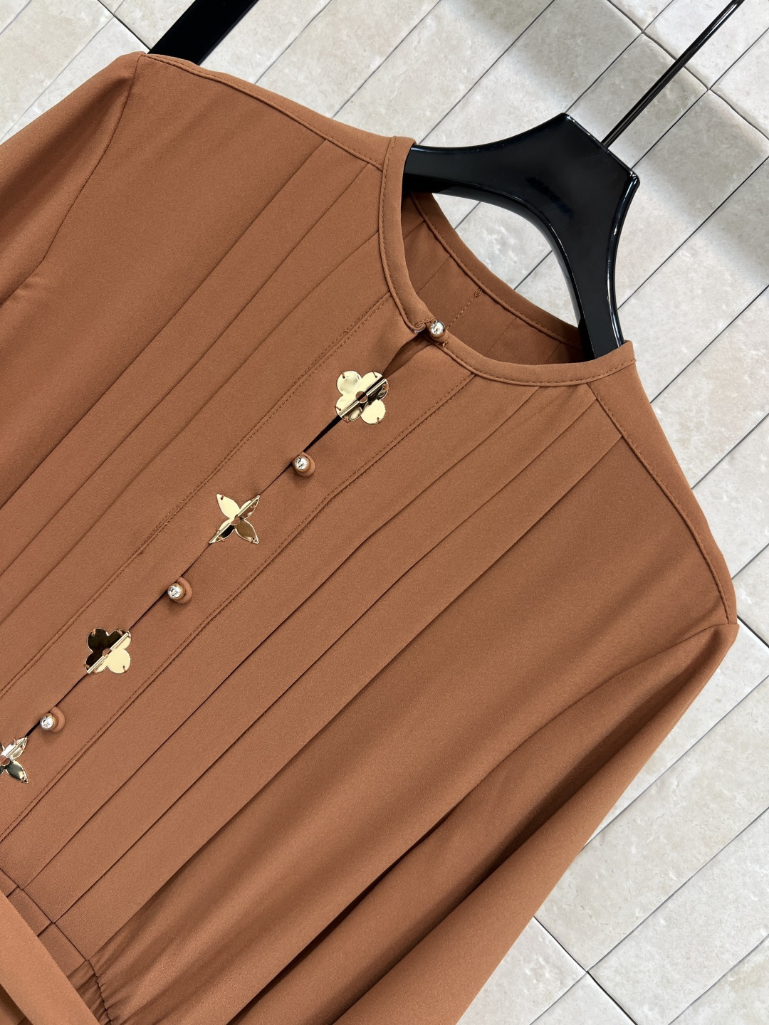 L家 25秋冬新款 圆领风琴褶五金衬衫连衣裙 单穿或搭配各种小外套太好看了 单穿仙气十足 风琴褶+五金装