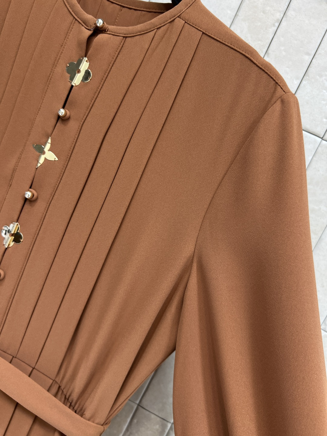 L家 25秋冬新款 圆领风琴褶五金衬衫连衣裙 单穿或搭配各种小外套太好看了 单穿仙气十足 风琴褶+五金装