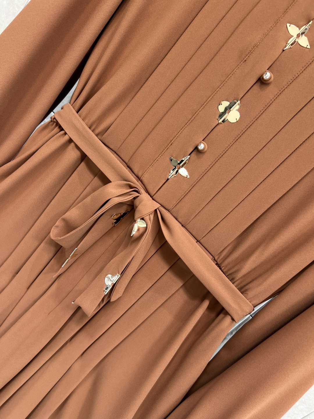 L家 25秋冬新款 圆领风琴褶五金衬衫连衣裙 单穿或搭配各种小外套太好看了 单穿仙气十足 风琴褶+五金装