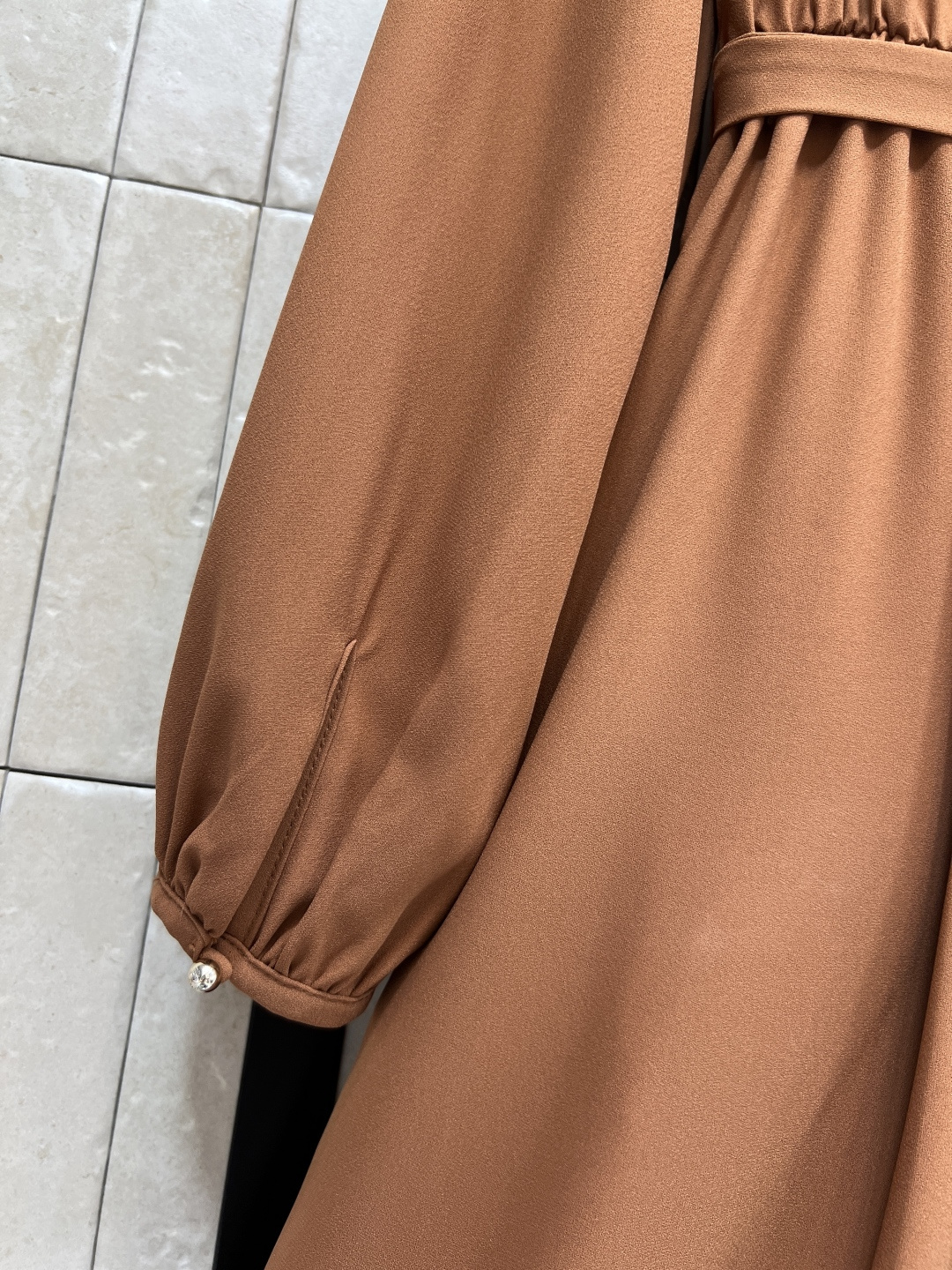 L家 25秋冬新款 圆领风琴褶五金衬衫连衣裙 单穿或搭配各种小外套太好看了 单穿仙气十足 风琴褶+五金装