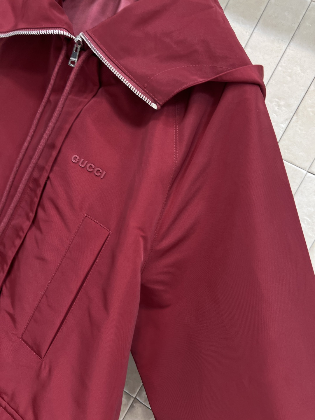 G家 25秋冬新款 胶牌logo暗红色连帽拉链外套 上身帅气又时尚休闲 经典的版型百搭不挑人 每年必出的