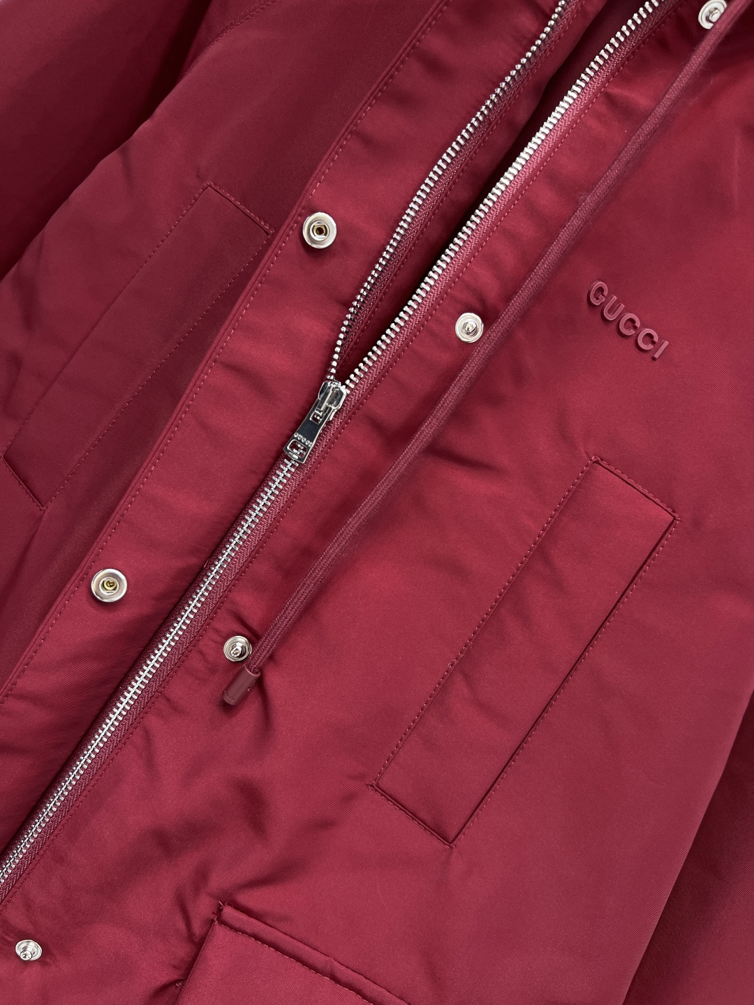 G家 25秋冬新款 胶牌logo暗红色连帽拉链外套 上身帅气又时尚休闲 经典的版型百搭不挑人 每年必出的