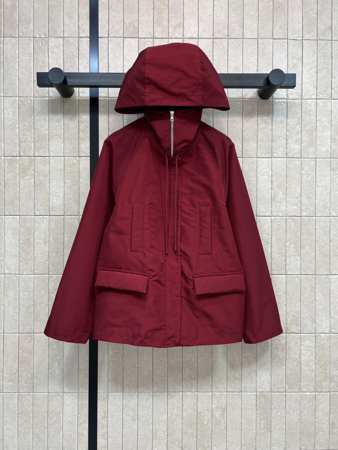 NO:546534,G Home's 25 new autumn and winter styles. Dark red hooded zipper jacket with rubber brand logo. The upper body is handsome and fashionable. The classic version is versatile and not picky. A must-have classic every year. The hooded loose version. Flap pocket design. The silhouette design can be easily controlled by both men and women. A must-have windproof jacket for autumn and winter. Full of style. Four sizes in one color. Size/S-M-L- XL,,gucci,jackets & coats,hats,alexander wang19860909G家 25秋冬新款 胶牌logo暗红色连帽拉链外套 上身帅气又时尚休闲 经典的版型百搭不挑人 每年必出的经典之作 连帽宽松版型 翻盖口袋的设计 廓形的设计男女都可以轻松驾驭 秋冬必备防风外套 造型感十足 一色四码 Size/S-M-L- XL,,gucci,jackets & coats,hats,alexander wang,Women's clothing