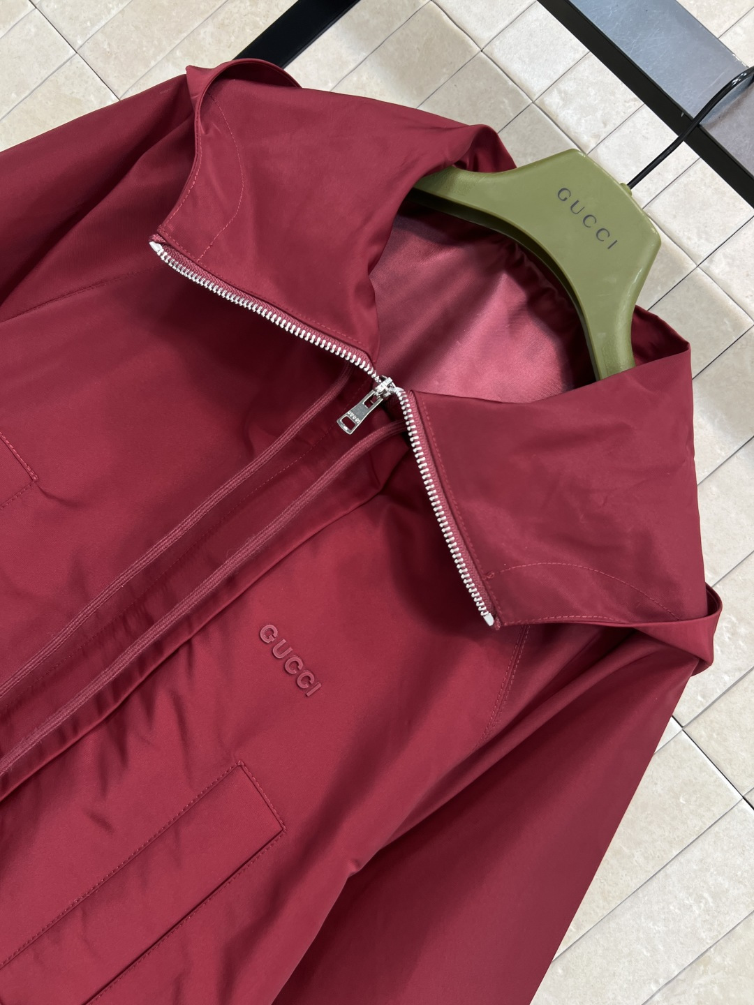 G家 25秋冬新款 胶牌logo暗红色连帽拉链外套 上身帅气又时尚休闲 经典的版型百搭不挑人 每年必出的