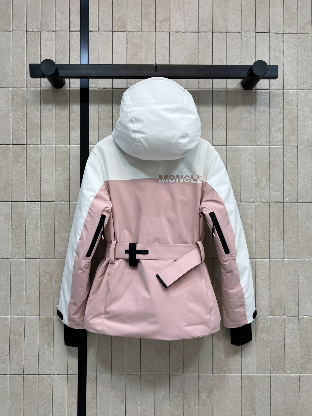 M家 25秋冬新款 户外滑雪羽绒服 连帽立领派克收腰版型 上身显瘦又保暖 内里腰扣带收腰细节 足够冬天的