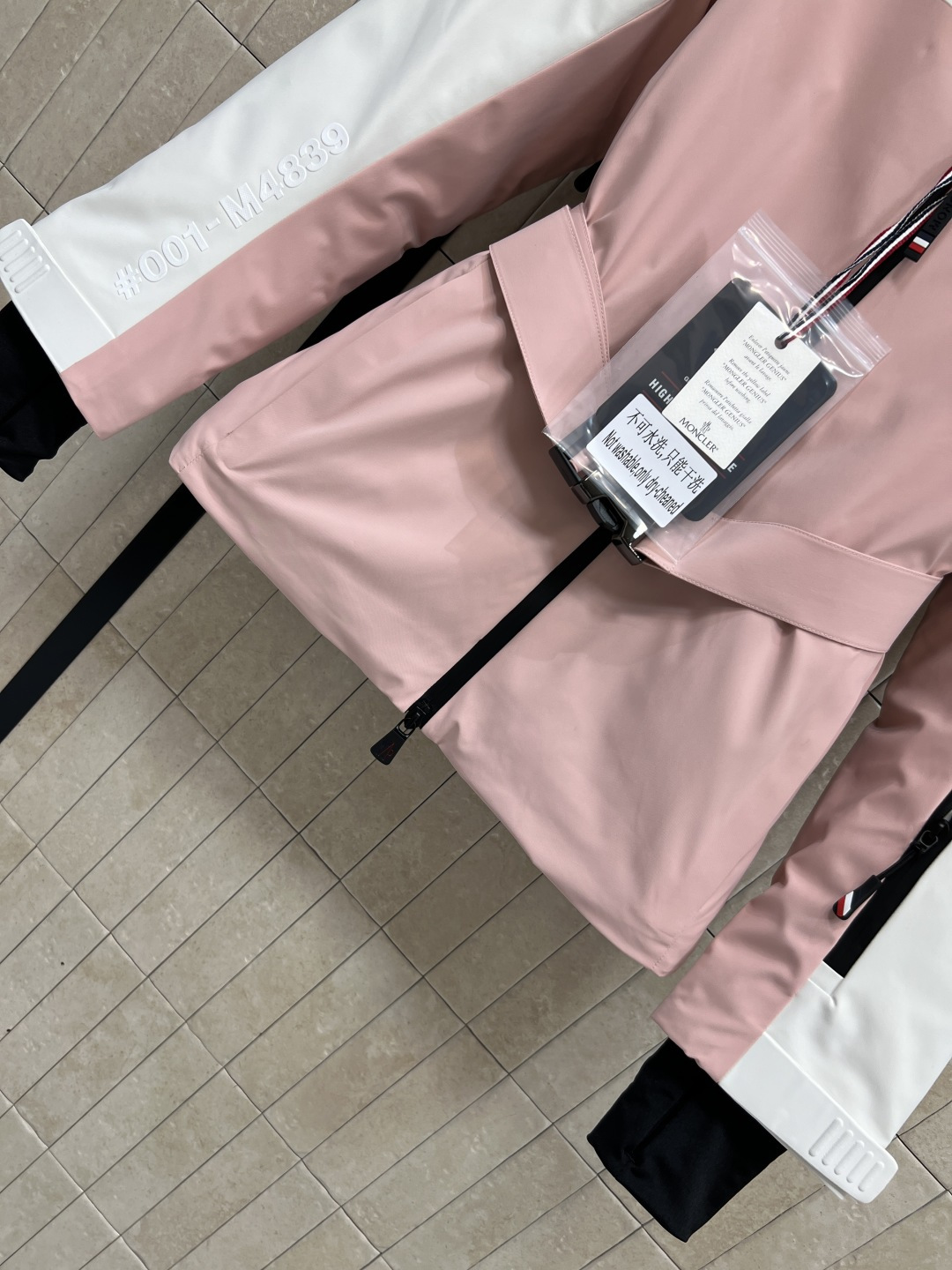 M家 25秋冬新款 户外滑雪羽绒服 连帽立领派克收腰版型 上身显瘦又保暖 内里腰扣带收腰细节 足够冬天的