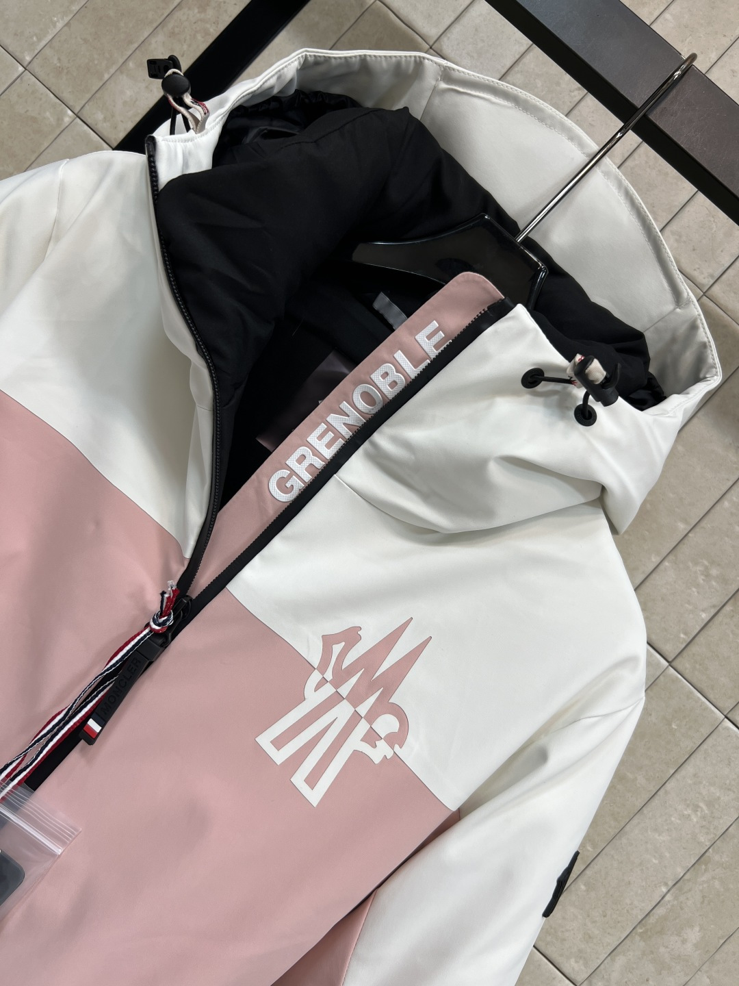 M家 25秋冬新款 户外滑雪羽绒服 连帽立领派克收腰版型 上身显瘦又保暖 内里腰扣带收腰细节 足够冬天的