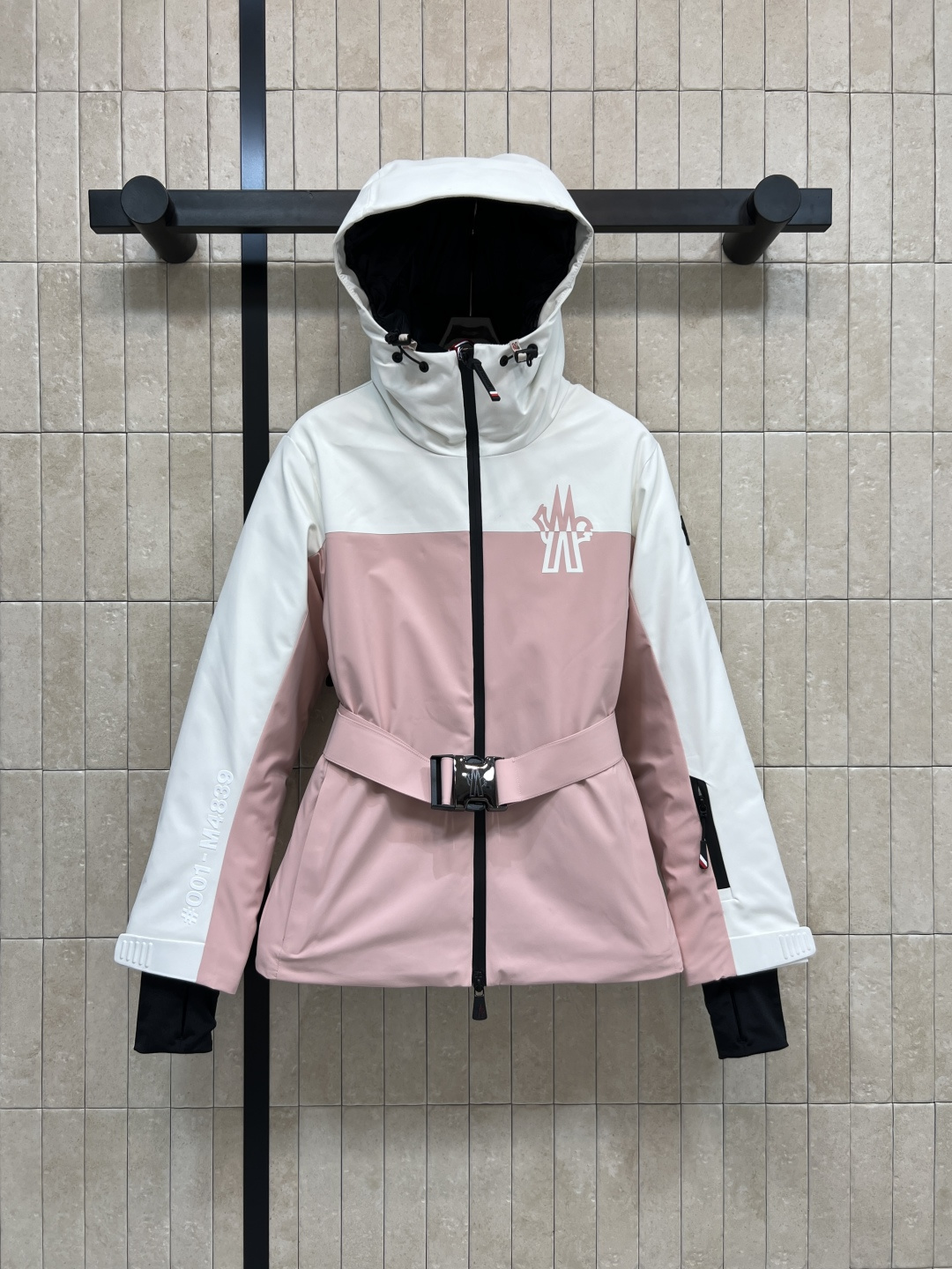 M家 25秋冬新款 户外滑雪羽绒服 连帽立领派克收腰版型 上身显瘦又保暖 内里腰扣带收腰细节 足够冬天的