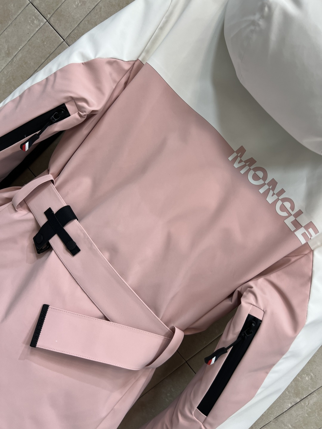 M家 25秋冬新款 户外滑雪羽绒服 连帽立领派克收腰版型 上身显瘦又保暖 内里腰扣带收腰细节 足够冬天的