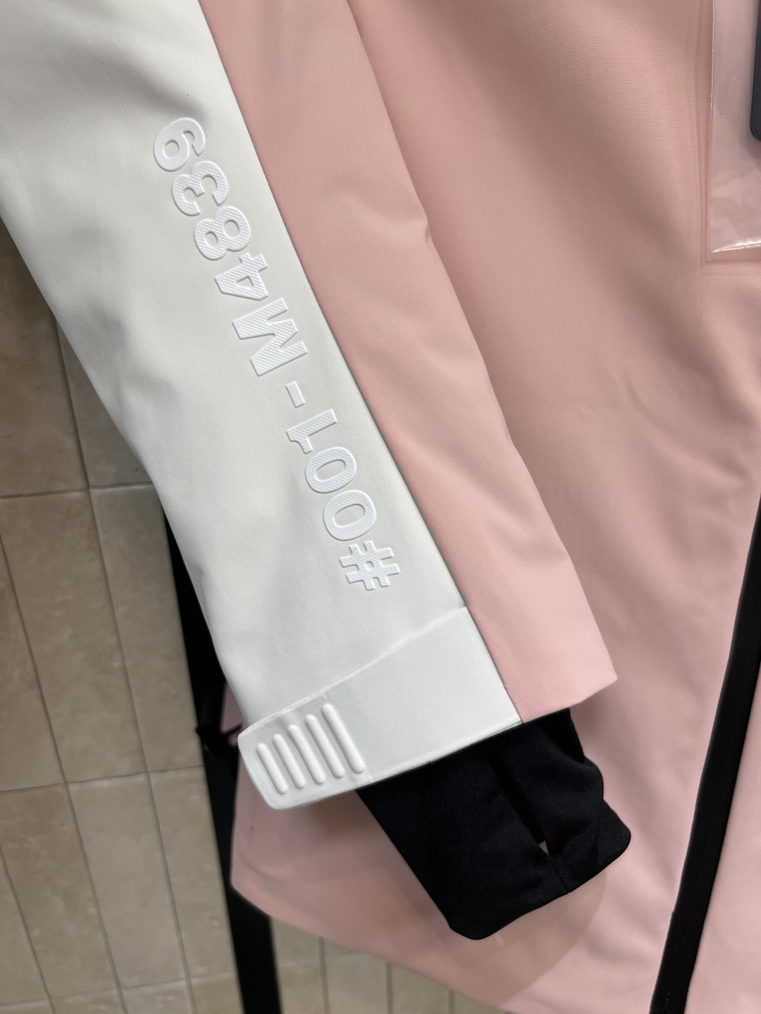 M家 25秋冬新款 户外滑雪羽绒服 连帽立领派克收腰版型 上身显瘦又保暖 内里腰扣带收腰细节 足够冬天的