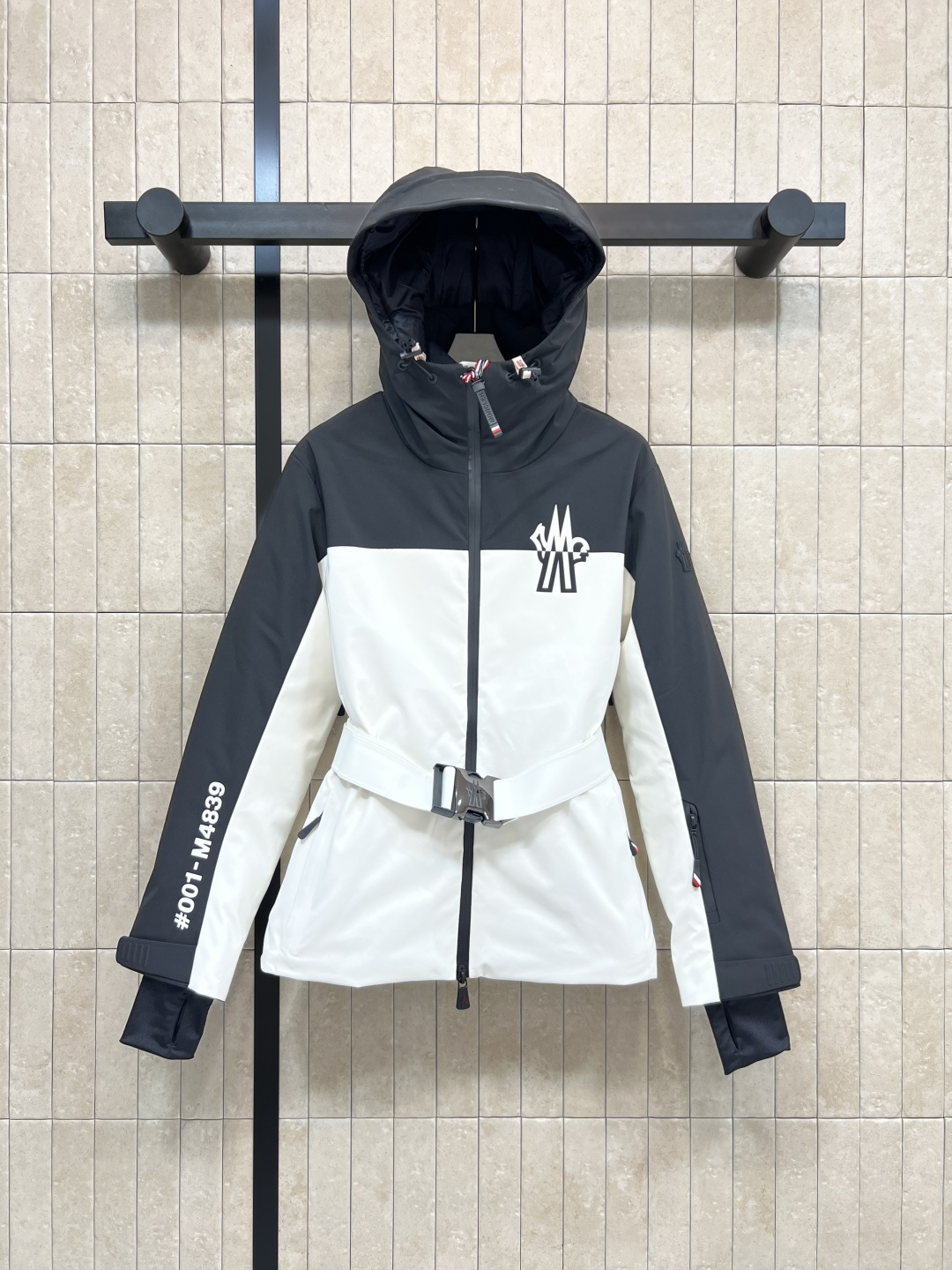 M家 25秋冬新款 户外滑雪羽绒服 连帽立领派克收腰版型 上身显瘦又保暖 内里腰扣带收腰细节 足够冬天的