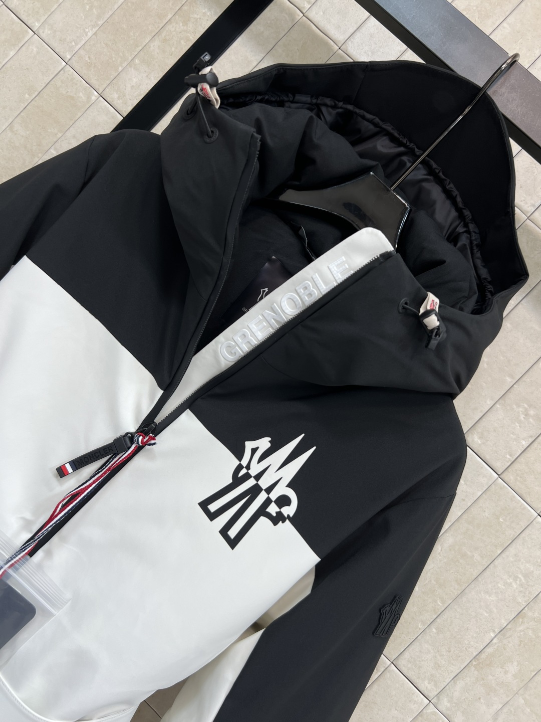 M家 25秋冬新款 户外滑雪羽绒服 连帽立领派克收腰版型 上身显瘦又保暖 内里腰扣带收腰细节 足够冬天的