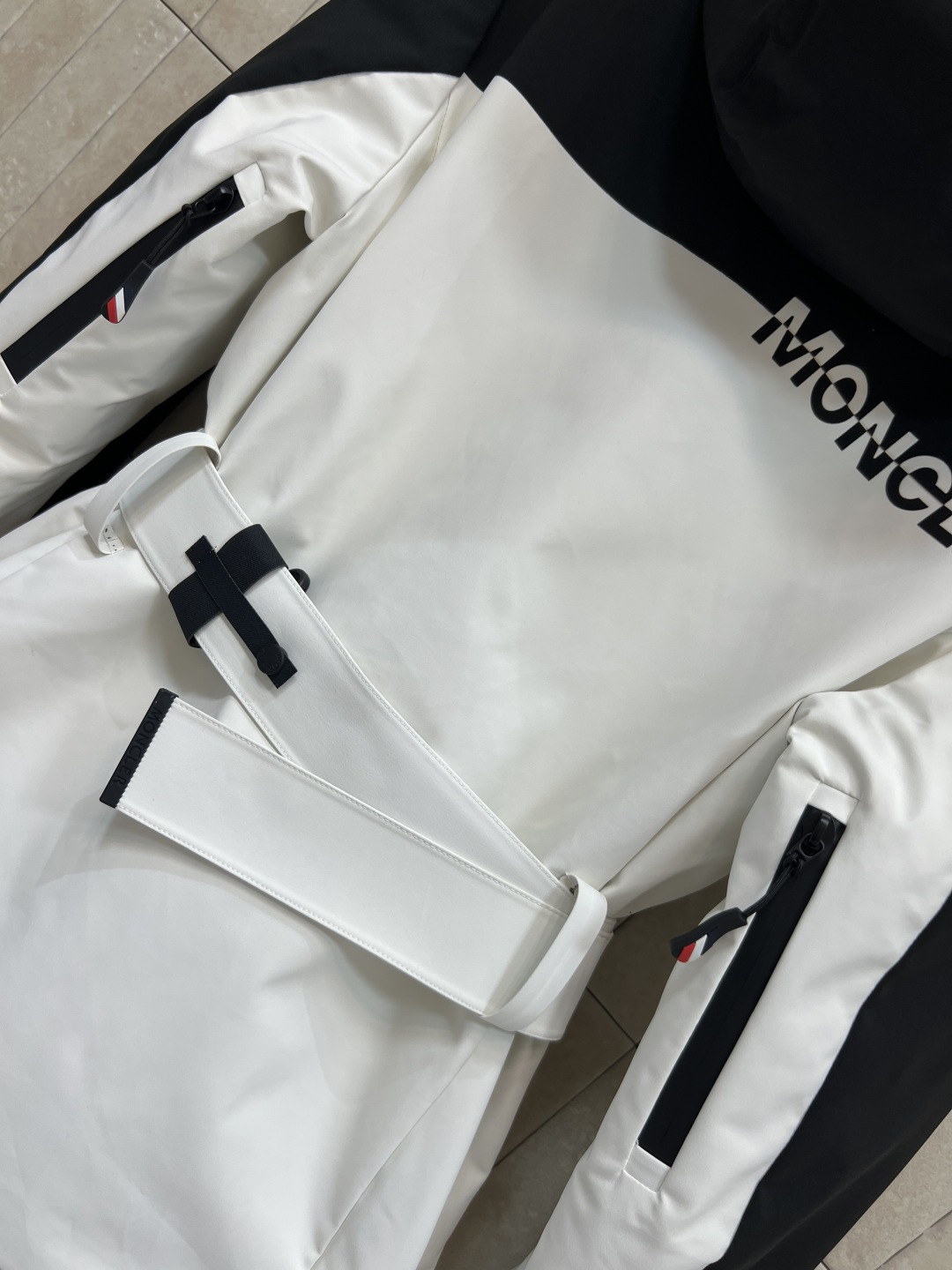 M家 25秋冬新款 户外滑雪羽绒服 连帽立领派克收腰版型 上身显瘦又保暖 内里腰扣带收腰细节 足够冬天的