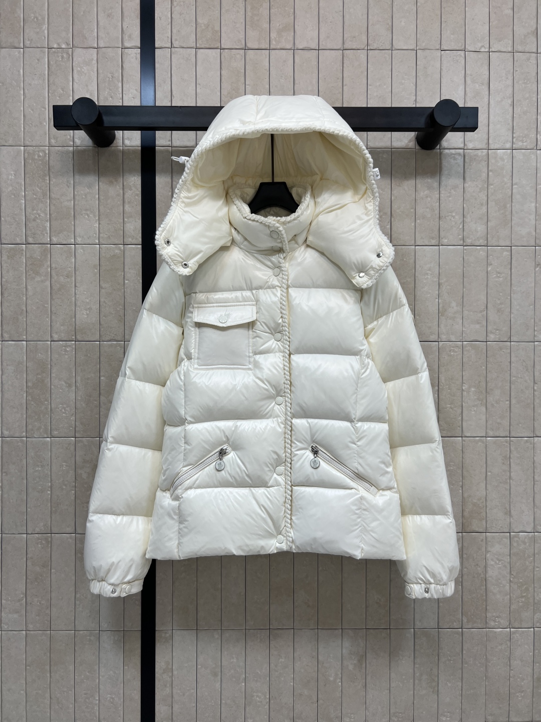M家 25秋冬新款 编织饰边连帽羽绒服 可拆卸连帽立领面包版型 上身轻松拉长视觉比例 无敌显瘦显高 对于