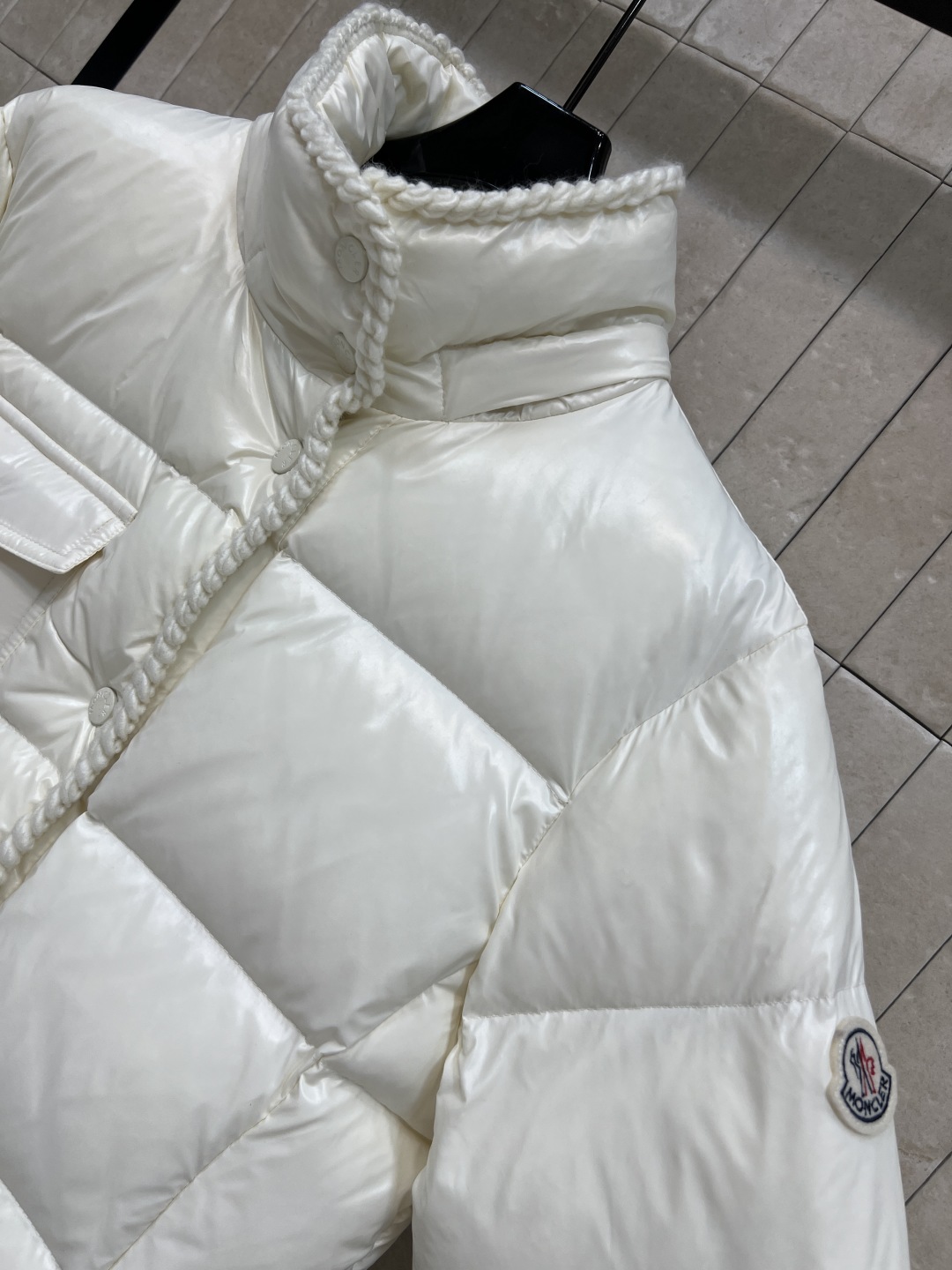 M家 25秋冬新款 编织饰边连帽羽绒服 可拆卸连帽立领面包版型 上身轻松拉长视觉比例 无敌显瘦显高 对于