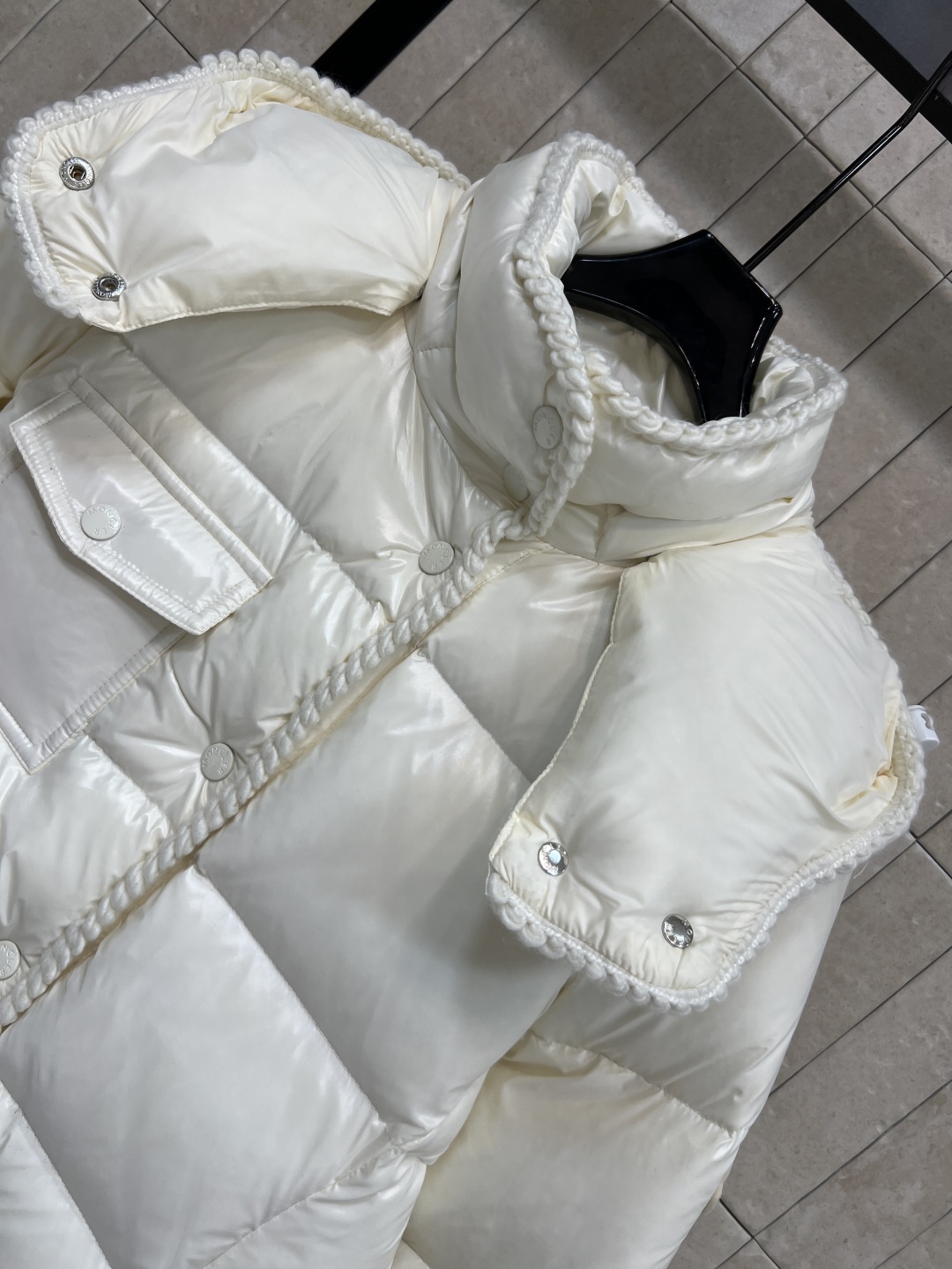 M家 25秋冬新款 编织饰边连帽羽绒服 可拆卸连帽立领面包版型 上身轻松拉长视觉比例 无敌显瘦显高 对于