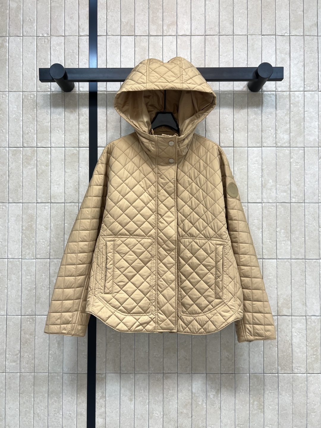 NO:547191,M Home 25 autumn and winter new style diamond quilted cotton hooded jacket hooded arc hem design three-dimensional tailoring classic H-shaped design autumn and winter stacking shape warm artifact light warm fabric imported machine gap workmanship quality depends on details Two colors and three codes Size/S-M-L,, jackets & coats,hats,alexander wang19860909M家 25秋冬新款 菱形绗缝夹棉连帽外套 连帽圆弧衣摆设计 立体剪裁经典H版型演绎秋冬叠搭造型保暖神器 轻盈保暖面料 进口机缝隙 做工品质看细节 两色三码Size/S-M-L,,jackets & coats,hats,alexander wang,Women's clothing